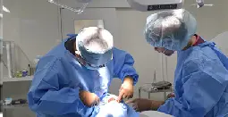 手術着を着た歯科医師による治療風景