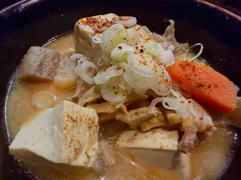 七味をかけた肉豆腐