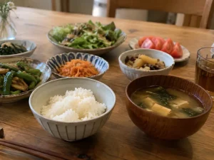 ご飯と味噌汁、副菜が並ぶ家庭の食卓