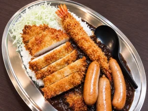 海老フライとソーセージをのせたカツカレー
